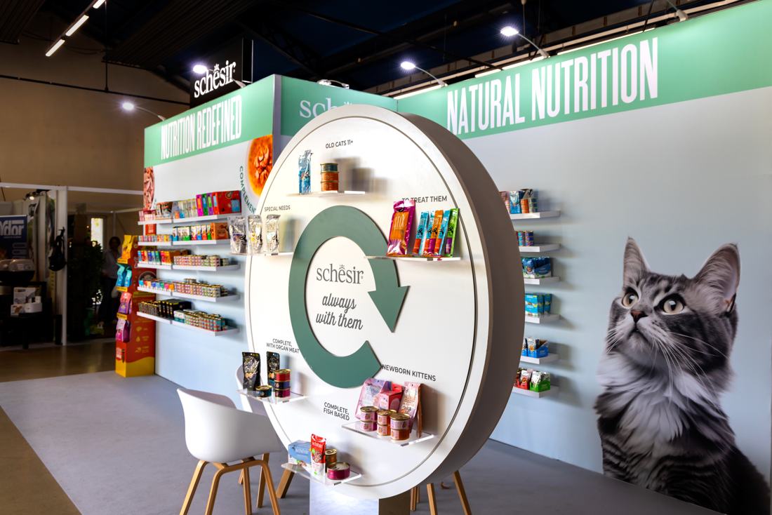 Schesir stand with round arch and graphics