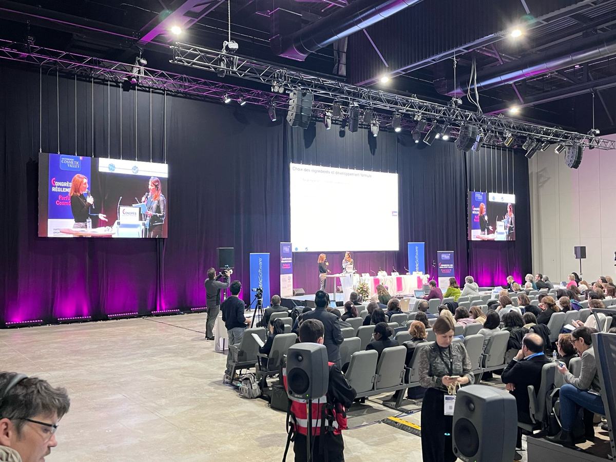 Plenary session with sound, LED screens and truss lighting